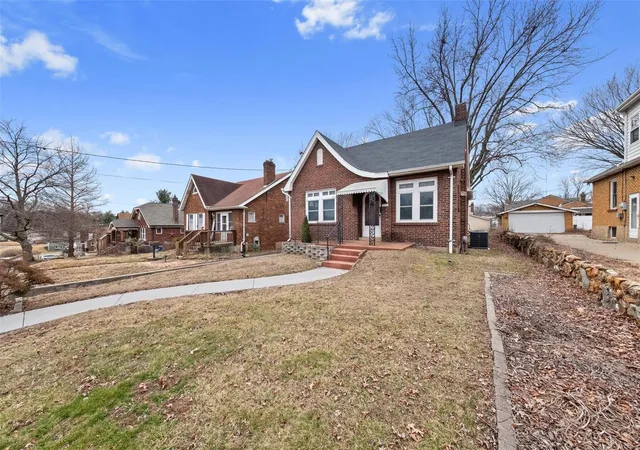 Photo 3 of Sale Pending at 8011 Wynwood Dr, Saint Louis, MO 63123 | MLS# 25011672 | Listing updated on 2025-03-03