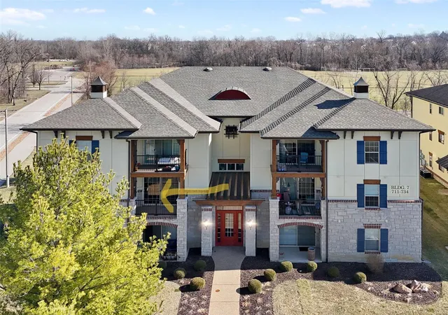 Photo 1 of Sale Pending at 722 Bordeaux Way, Saint Peters, MO 63376 | MLS# 25011729 | Listing updated on 2025-03-16