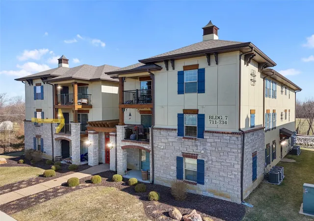 Photo 2 of Sale Pending at 722 Bordeaux Way, Saint Peters, MO 63376 | MLS# 25011729 | Listing updated on 2025-03-16