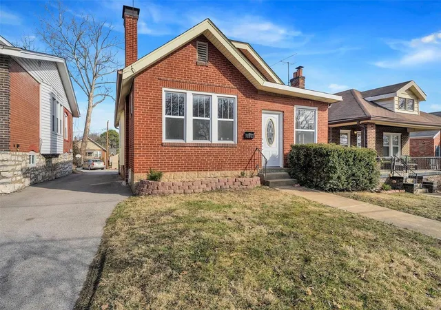 Photo 1 of Single family home for sale at 1502 Bredell Avenue, Saint Louis, MO 63117 | MLS# 25011786 | Listing updated on 2025-03-13