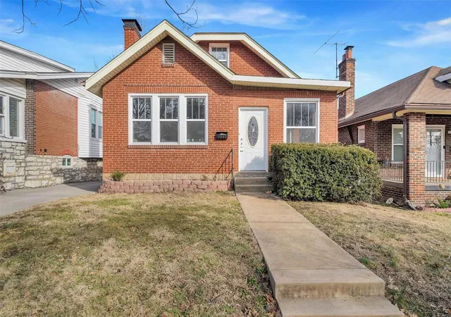 Photo 2 of Single family home for sale at 1502 Bredell Avenue, Saint Louis, MO 63117 | MLS# 25011786 | Listing updated on 2025-03-13