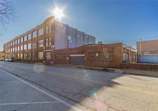 Photo 2 of Condo for sale at 4100 Laclede Ave #110, Saint Louis, MO 63108 | MLS# 25011915 | Listing updated on 2025-03-10