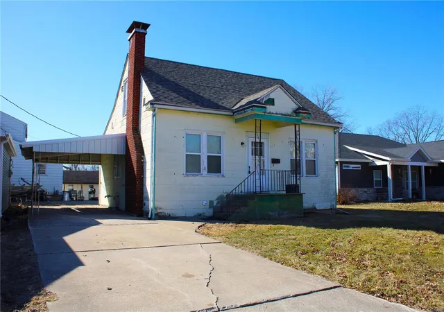 Photo 1 of Single family home for sale at 103 W Locust St, Paris, MO 65275 | MLS# 25012050 | Listing updated on 2025-03-04