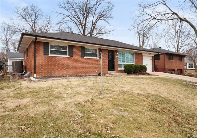 Photo 2 of Sale Pending at 8728 Villa Crest Dr, Saint Louis, MO 63126 | MLS# 25012121 | Listing updated on 2025-03-11
