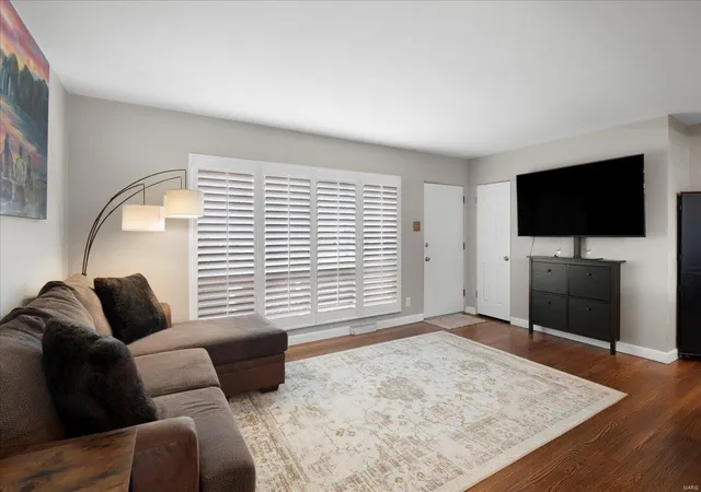 Photo 3 of Sale Pending at 8728 Villa Crest Dr, Saint Louis, MO 63126 | MLS# 25012121 | Listing updated on 2025-03-11