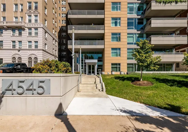 Photo 3 of Condo for sale at 4545 Lindell Blvd #10, Saint Louis, MO 63108 | MLS# 25012131 | Listing updated on 2025-03-11