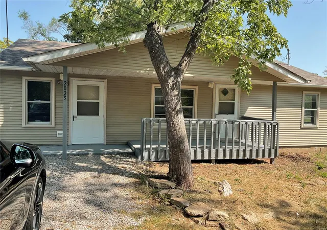 1st image of 2025 Sandy Ridge, East Saint Louis, IL 62206 | MLS# 25012164