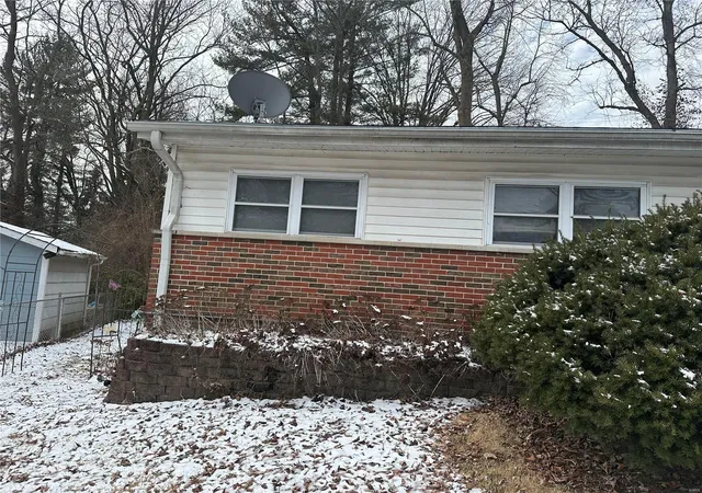 Photo 2 of Sale Pending at 1800 Glenbrae Ln, Saint Louis, MO 63136 | MLS# 25012220 | Listing updated on 2025-03-07
