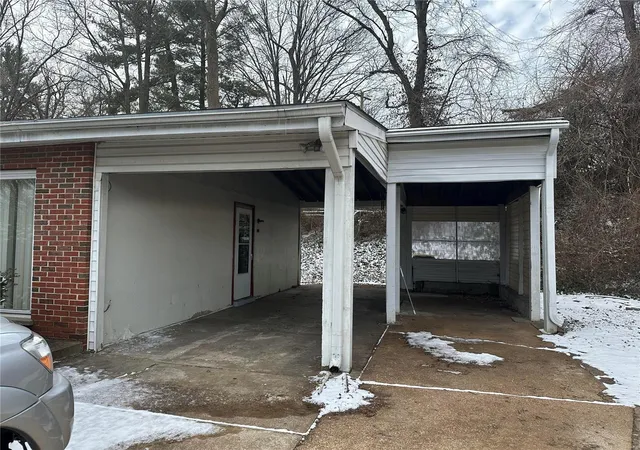 Photo 3 of Sale Pending at 1800 Glenbrae Ln, Saint Louis, MO 63136 | MLS# 25012220 | Listing updated on 2025-03-07
