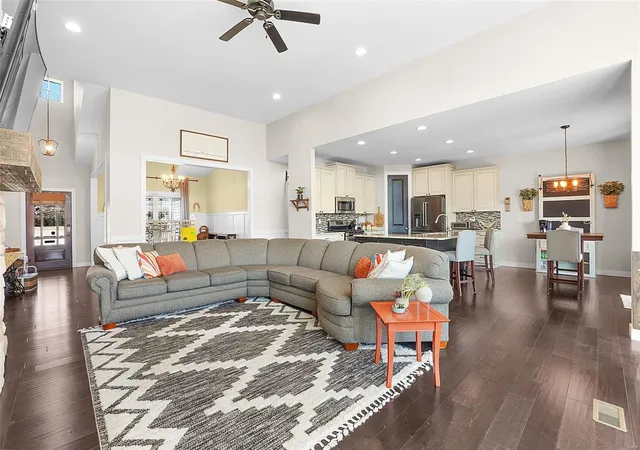 Photo 3 of Single family home for sale at 660 Castlebrook Dr, Saint Peters, MO 63376 | MLS# 25012231 | Listing updated on 2025-03-10