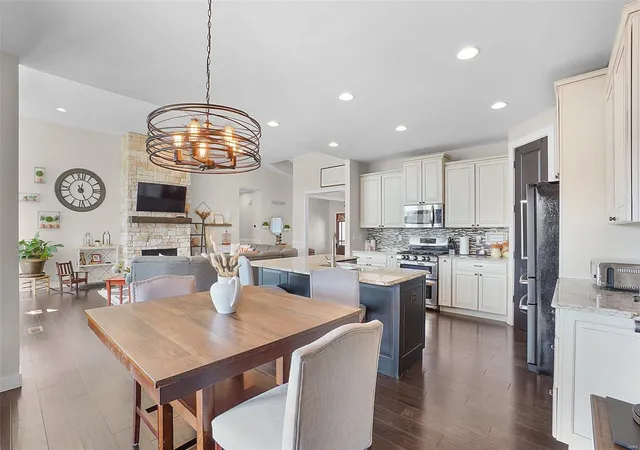 Photo 4 of Single family home for sale at 660 Castlebrook Dr, Saint Peters, MO 63376 | MLS# 25012231 | Listing updated on 2025-03-10