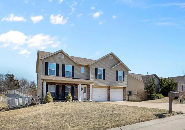 Photo 2 of Single family home for sale at 806 Carly Ct, Pevely, MO 63070 | MLS# 25012246 | Listing updated on 2025-03-07