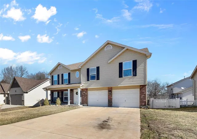Photo 3 of Single family home for sale at 806 Carly Ct, Pevely, MO 63070 | MLS# 25012246 | Listing updated on 2025-03-07