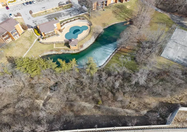 2nd image of 1926 Hunting Lake Ct, Saint Louis, MO 63122