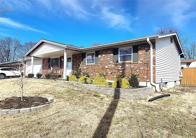 Photo 1 of Single family home for sale at 904 Jungs Sta Rd, Saint Charles, MO 63303 | MLS# 25012262 | Listing updated on 2025-03-10