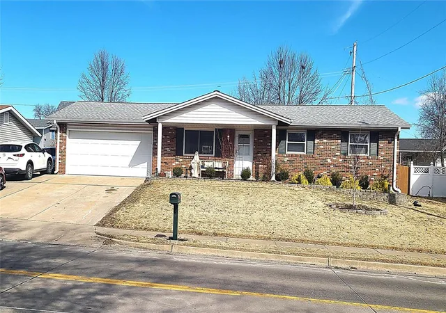 Photo 1 of Single family home for sale at 904 Jungs Sta Rd, Saint Charles, MO 63303 | MLS# 25012262 | Listing updated on 2025-03-10