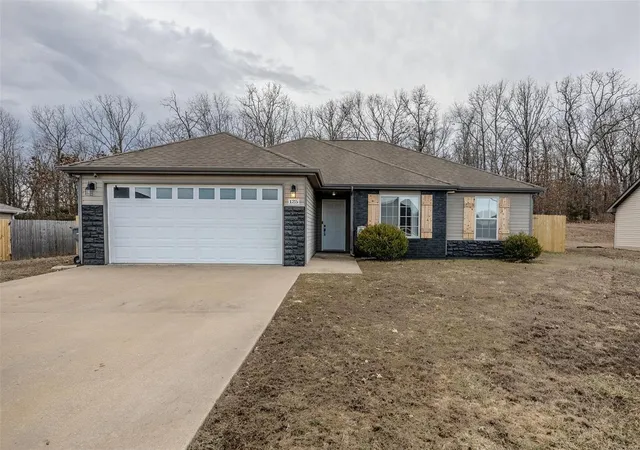 Photo 1 of Single family home for sale at 125 Kale Ct, Saint Robert, MO 65584 | MLS# 25012280 | Listing updated on 2025-03-03