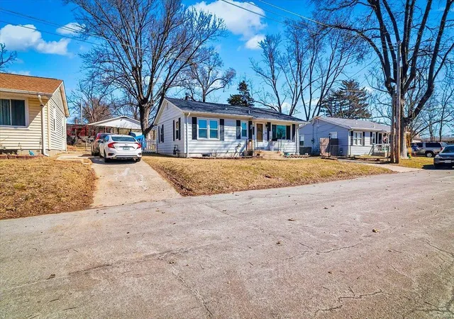 Photo 2 of Single family home for sale at 1622 Dale Ave, Saint Charles, MO 63301 | MLS# 25012284 | Listing updated on 2025-03-14
