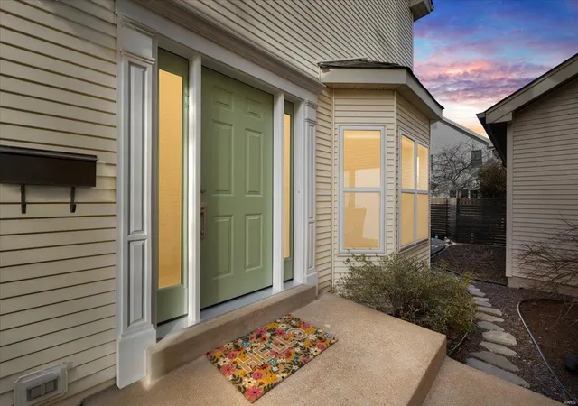 Photo 2 of Sale Pending at 956 Barnard College Ln, Saint Louis, MO 63130 | MLS# 25012287 | Listing updated on 2025-03-11