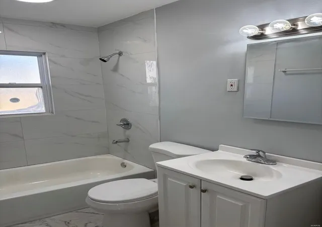 Photo 3 of Single family home for sale at 3565 Valleywood Dr, Saint Louis, MO 63114 | MLS# 25012317 | Listing updated on 2025-03-17