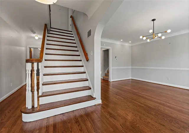 Photo 2 of Single family home for sale at 915 S Bemiston Ave, Saint Louis, MO 63105 | MLS# 25012414 | Listing updated on 2025-03-17