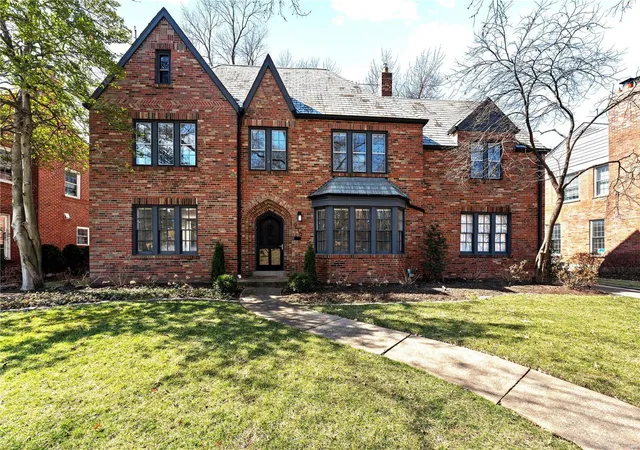 Photo 1 of Single family home for sale at 915 S Bemiston Ave, Saint Louis, MO 63105 | MLS# 25012414 | Listing updated on 2025-03-17