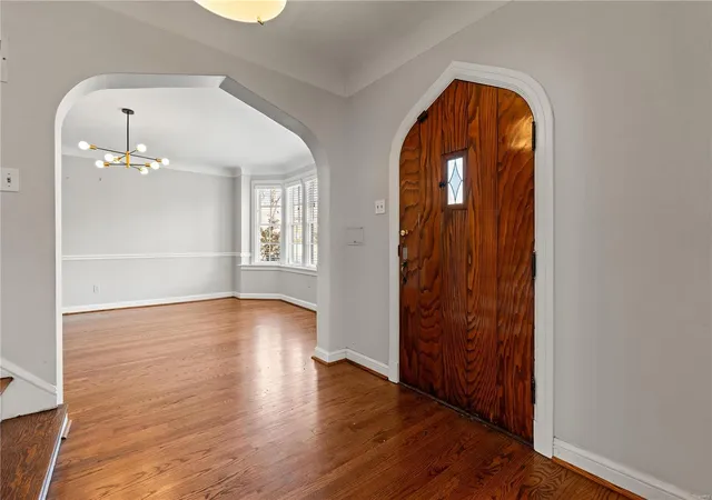 Photo 3 of Single family home for sale at 915 S Bemiston Ave, Saint Louis, MO 63105 | MLS# 25012414 | Listing updated on 2025-03-17