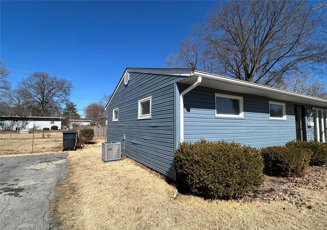 Photo 3 of Single family home for sale at 19 Jennine Dr, Belleville, IL 62226 | MLS# 25012533 | Listing updated on 2025-03-05