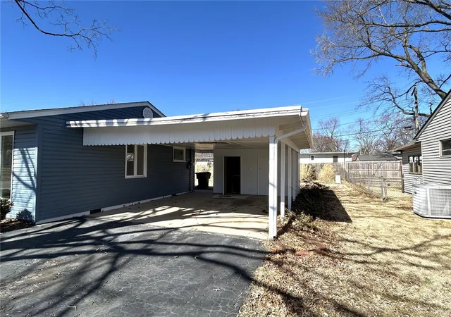Photo 3 of Single family home for sale at 19 Jennine Dr, Belleville, IL 62226 | MLS# 25012533 | Listing updated on 2025-03-05