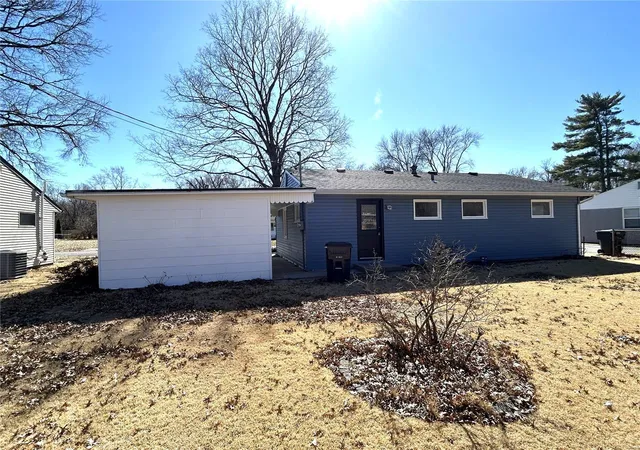 Photo 4 of Single family home for sale at 19 Jennine Dr, Belleville, IL 62226 | MLS# 25012533 | Listing updated on 2025-03-05