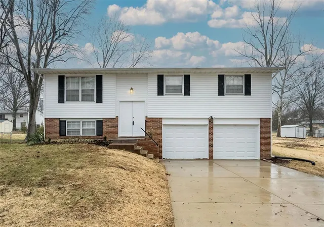 Photo 1 of Single family home for sale at 1059 Arlington Dr, Saint Charles, MO 63303 | MLS# 25012546 | Listing updated on 2025-03-20