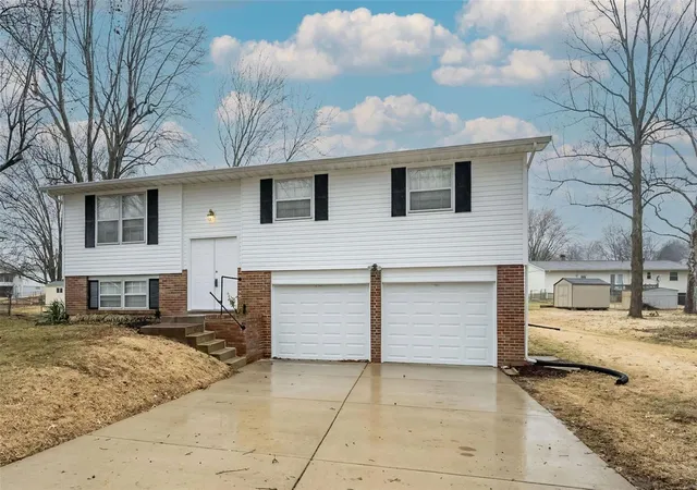 Photo 2 of Single family home for sale at 1059 Arlington Dr, Saint Charles, MO 63303 | MLS# 25012546 | Listing updated on 2025-03-20