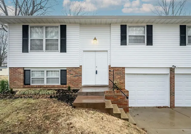 Photo 3 of Single family home for sale at 1059 Arlington Dr, Saint Charles, MO 63303 | MLS# 25012546 | Listing updated on 2025-03-20
