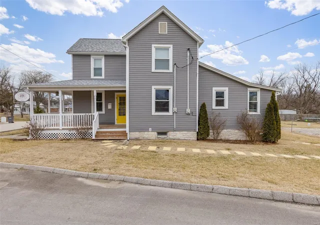 Photo 1 of Single family home for sale at 996 Market St, Sainte Genevieve, MO 63670 | MLS# 25012575 | Listing updated on 2025-03-18