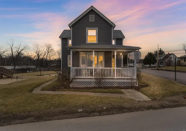 Photo 3 of Single family home for sale at 996 Market St, Sainte Genevieve, MO 63670 | MLS# 25012575 | Listing updated on 2025-03-18