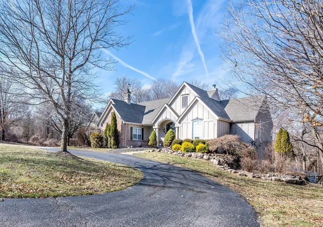 Photo 2 of Single family home for sale at 194 Fick Farm Rd, Chesterfield, MO 63005 | MLS# 25012606 | Listing updated on 2025-03-19