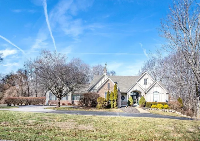 Photo 3 of Single family home for sale at 194 Fick Farm Rd, Chesterfield, MO 63005 | MLS# 25012606 | Listing updated on 2025-03-19