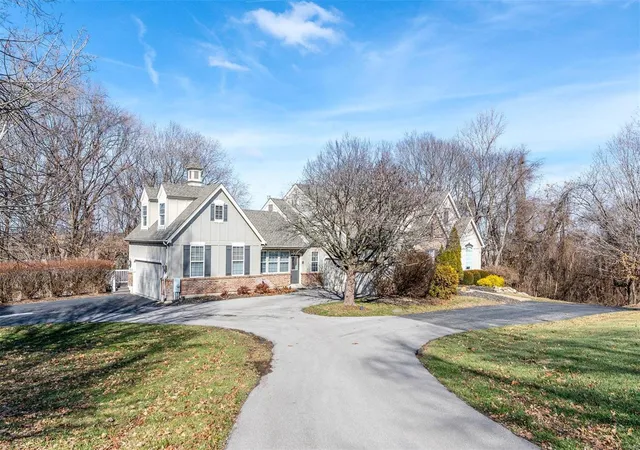 Photo 4 of Single family home for sale at 194 Fick Farm Rd, Chesterfield, MO 63005 | MLS# 25012606 | Listing updated on 2025-03-19