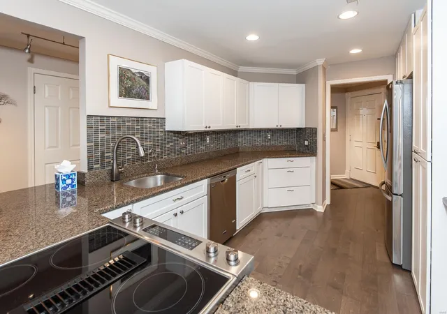 Photo 4 of Condo for sale at 4554 Laclede Ave #207, Saint Louis, MO 63108 | MLS# 25012623 | Listing updated on 2025-03-17