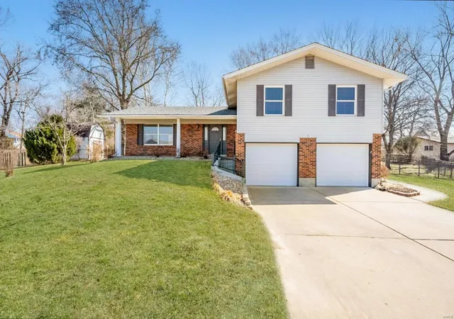 Photo 1 of Sale Pending at 3 Larkspur Ct, Saint Charles, MO 63301 | MLS# 25012703 | Listing updated on 2025-03-10