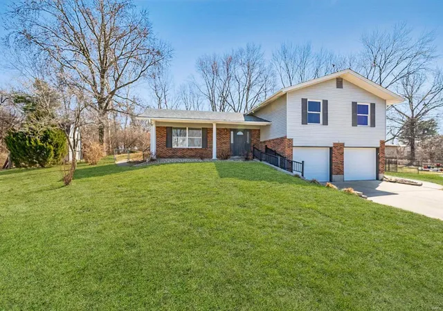 Photo 2 of Sale Pending at 3 Larkspur Ct, Saint Charles, MO 63301 | MLS# 25012703 | Listing updated on 2025-03-10