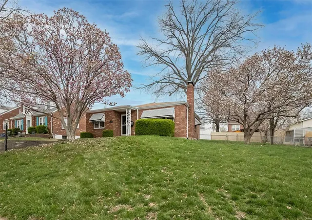 Photo 3 of Single family home for sale at 6411 Raywood Ave, Saint Louis, MO 63123 | MLS# 25012724 | Listing updated on 2025-03-27