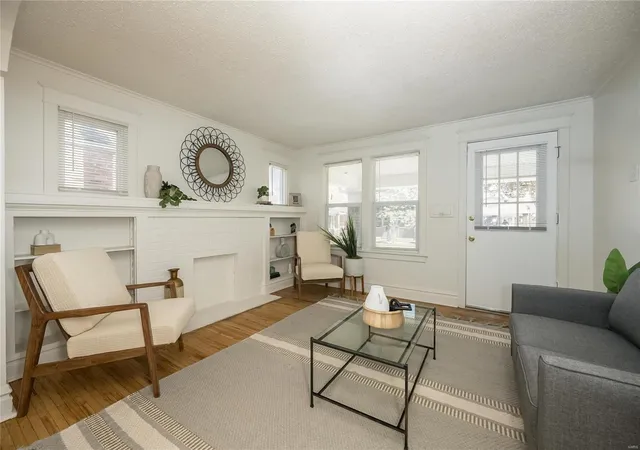 Photo 4 of Single family home for sale at 3433 Pine Grove Ave, Saint Louis, MO 63121 | MLS# 25012728 | Listing updated on 2025-03-04