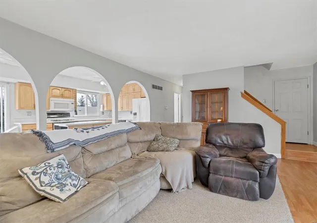 Photo 3 of Single family home for sale at 4 Northwinds Dr, Saint Peters, MO 63376 | MLS# 25012788 | Listing updated on 2025-03-19