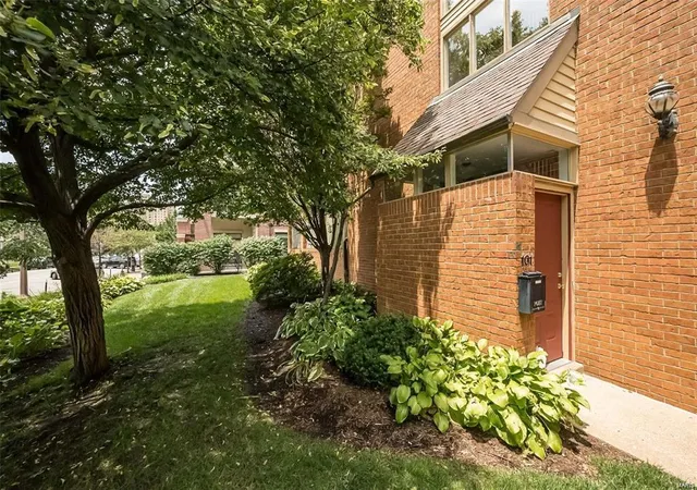 Photo 1 of Townhouse for sale at 101 W Pine Pl #8, Saint Louis, MO 63108 | MLS# 25012824 | Listing updated on 2025-03-13