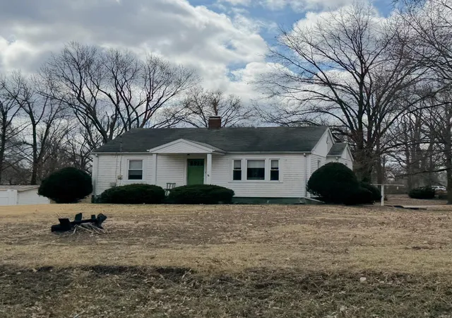 Photo 1 of Single family home for sale at 8 Ridge Rd, Centralia, IL 62801 | MLS# 25012847 | Listing updated on 2025-03-05