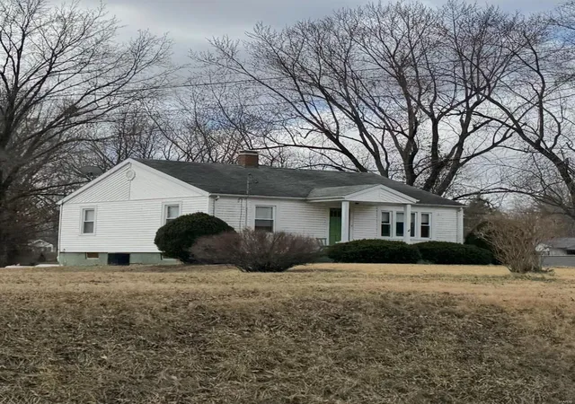 Photo 2 of Single family home for sale at 8 Ridge Rd, Centralia, IL 62801 | MLS# 25012847 | Listing updated on 2025-03-05
