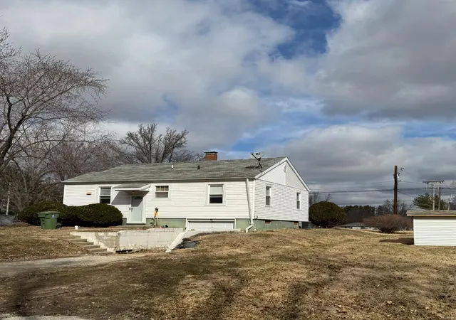 Photo 2 of Single family home for sale at 8 Ridge Rd, Centralia, IL 62801 | MLS# 25012847 | Listing updated on 2025-03-05