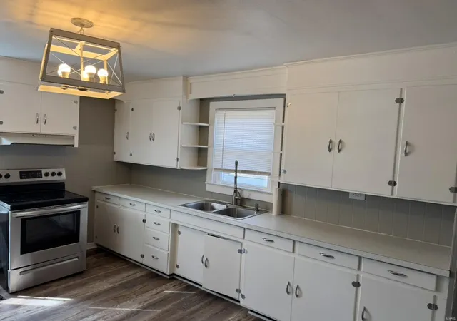 Photo 3 of Single family home for sale at 8 Ridge Rd, Centralia, IL 62801 | MLS# 25012847 | Listing updated on 2025-03-05