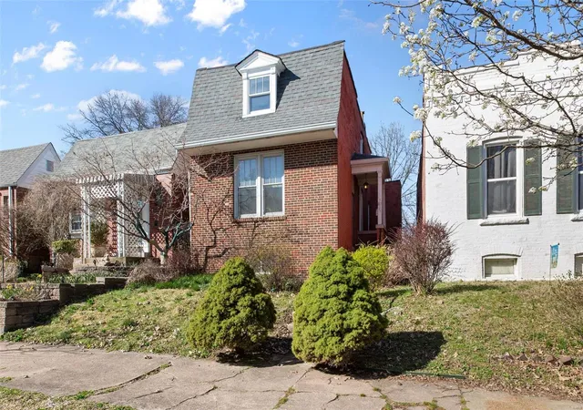 Photo 1 of Single family home for sale at 3829 Fairview Ave, Saint Louis, MO 63116 | MLS# 25012931 | Listing updated on 2025-03-21